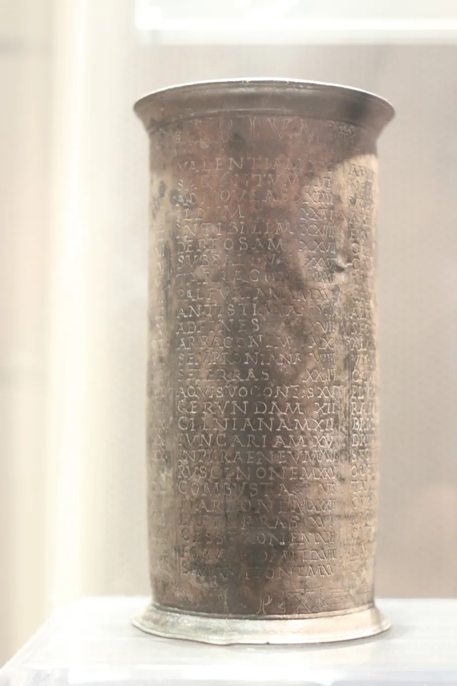 Vaso de Vicarello CIL XI 3281 con la lista de paradas grabada