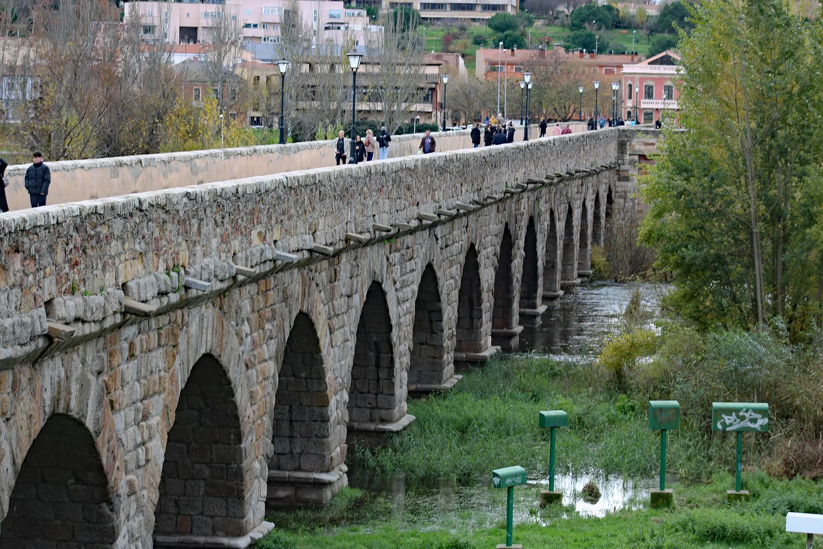 Puente romano de Salamanca sobre el Tormes visto desde la orilla de la ciudad