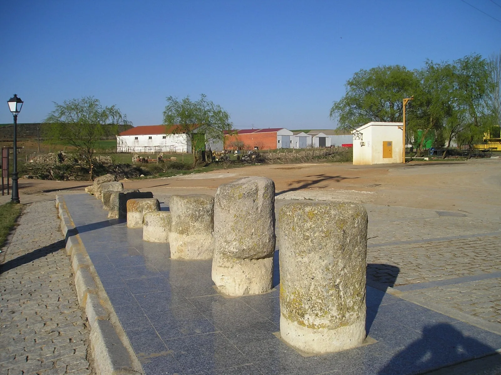 Fustes de miliarios romanos junto al arroyo Valdunciel, en Calzada de Valdunciel (Salamanca)