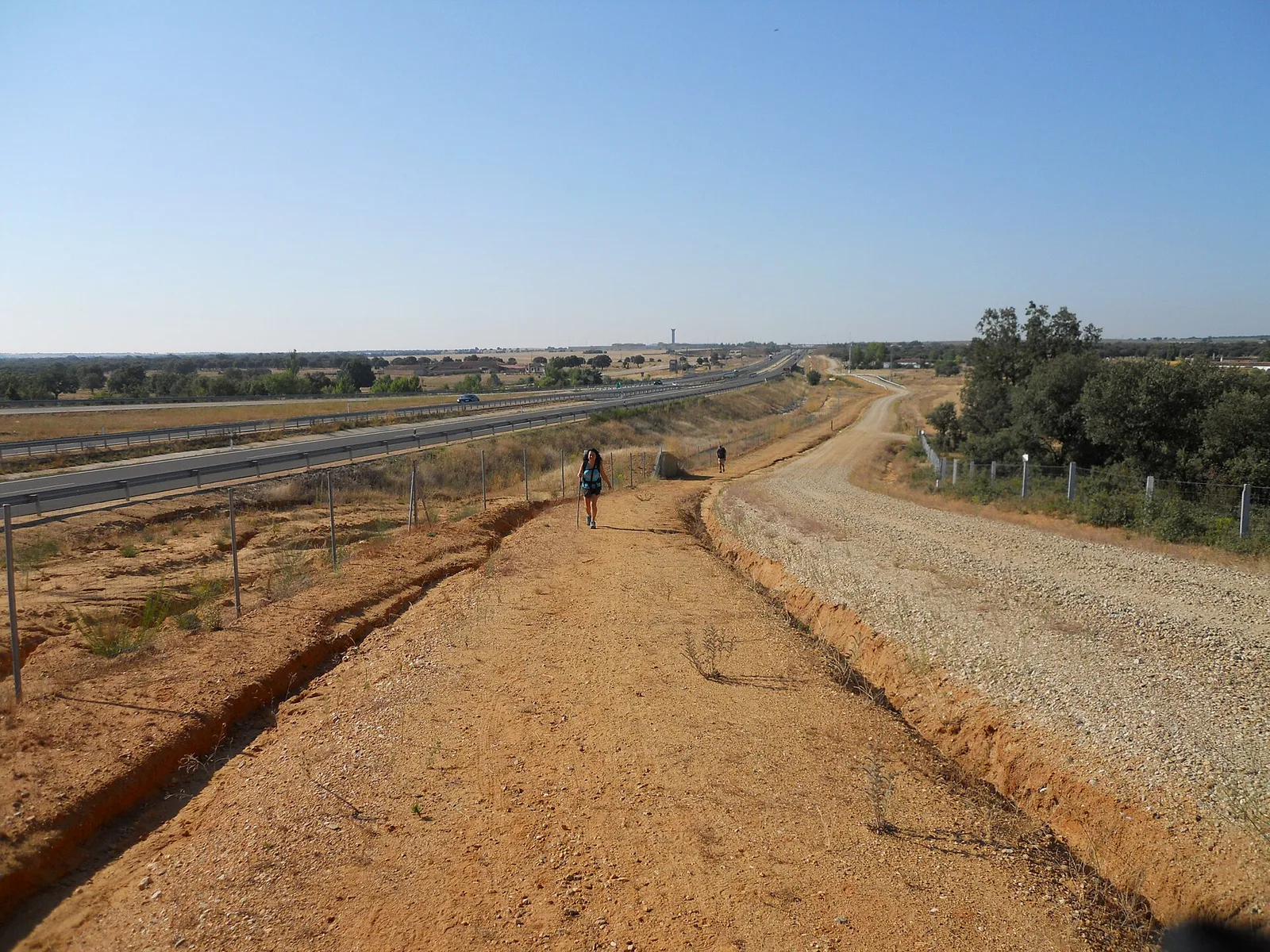Camino de la Vía de la Plata al norte de Salamanca, paralelo a la autovía y a la N-630