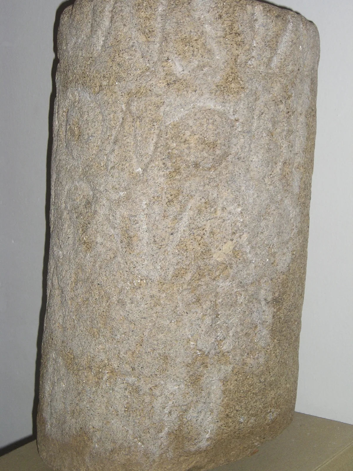 Miliario romano de granito del siglo IV en el Museo de Cáceres
